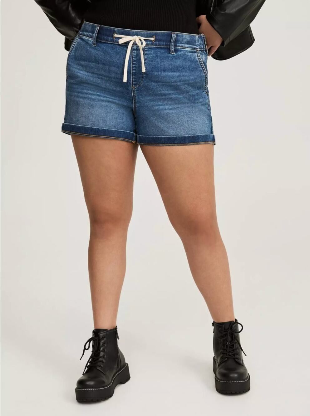 Torrid Weekend Mid-Rise Denim Jean Short Super Soft Size 0 / Large